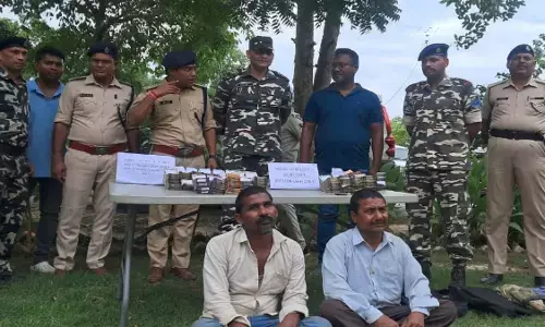 बिहार में चुनाव से पहले भारत-नेपाल बॉर्डर पर सख्ती, 47 लाख रुपये के साथ 2 लोग गिरफ्तार बिहार में चुनाव से पहले भारत-नेपाल बॉर्डर पर सख्ती, 47 लाख रुपये के साथ 2 लोग गिरफ्तार