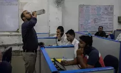 भारत में काम के घंटे पर नए सिरे से तेज होती बहस भारत में काम के घंटे पर नए सिरे से तेज होती बहस