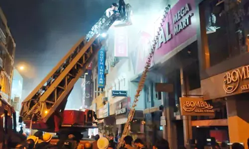 दिल्ली : करोल बाग के विशाल मेगा मार्ट अग्निकांड पर याचिका दाखिल