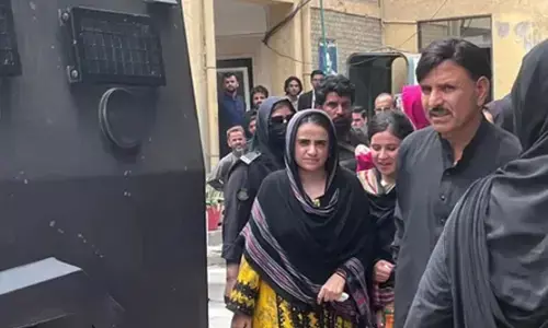 पाकिस्तान की एंटी-टेररिज्म कोर्ट ने मानवाधिकार कार्यकर्ता माहरंग बलूच को 10 दिन की पुलिस रिमांड पर भेजा