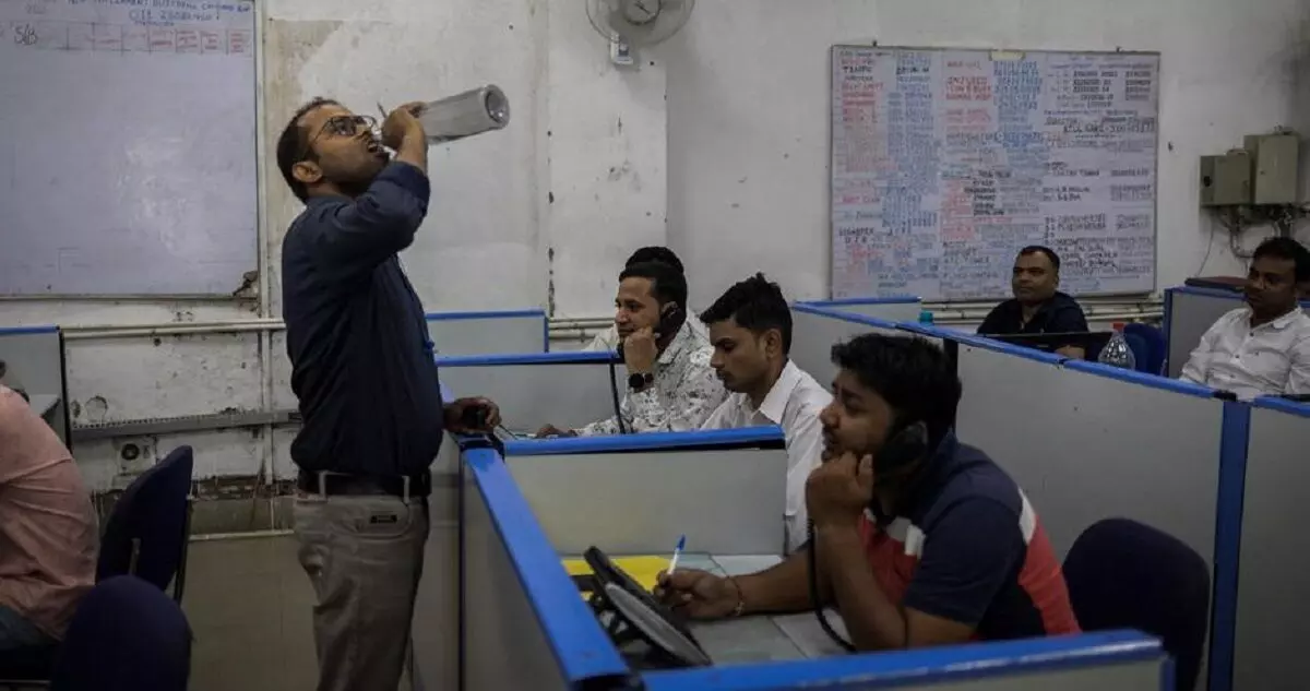 भारत में काम के घंटे पर नए सिरे से तेज होती बहस