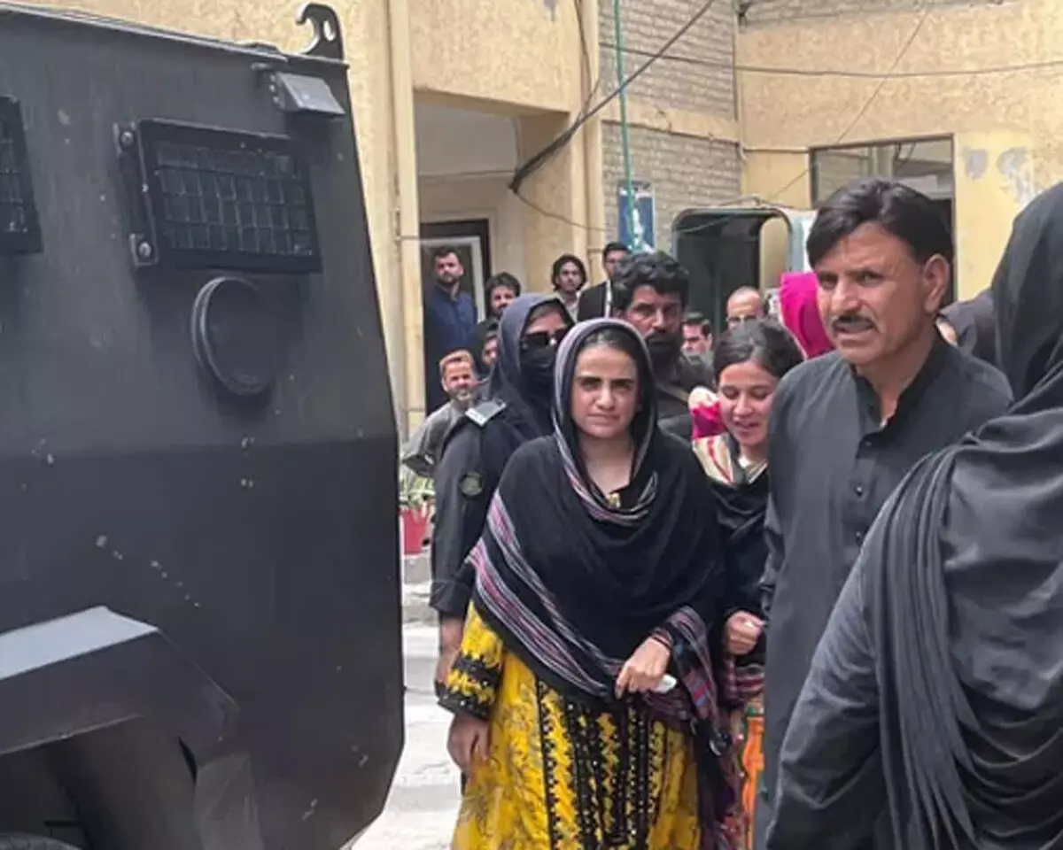 पाकिस्तान की एंटी-टेररिज्म कोर्ट ने मानवाधिकार कार्यकर्ता माहरंग बलूच को 10 दिन की पुलिस रिमांड पर भेजा पाकिस्तान की एंटी-टेररिज्म कोर्ट ने मानवाधिकार कार्यकर्ता माहरंग बलूच को 10 दिन की पुलिस रिमांड पर भेजा