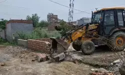 नोएडा में अवैध निर्माण पर बुलडोजर एक्शन, 18 करोड़ की जमीन अतिक्रमण मुक्त
