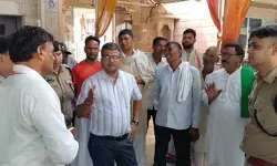 गौतमबुद्ध नगर : कांवड़ यात्रा सकुशल संपन्न कराने के लिए डीएम ने मंदिर में व्यवस्थाओं का लिया जायजा