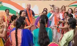 दिल्ली के सरकारी स्कूल पहुंचा अमेरिका का डेलिगेशन, छात्रों के साथ नाच-गाकर खूब की मस्ती दिल्ली के सरकारी स्कूल पहुंचा अमेरिका का डेलिगेशन, छात्रों के साथ नाच-गाकर खूब की मस्ती