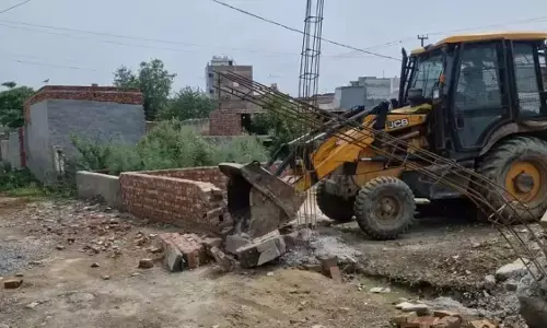 नोएडा में अवैध निर्माण पर बुलडोजर एक्शन, 18 करोड़ की जमीन अतिक्रमण मुक्त