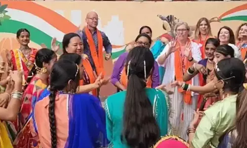 दिल्ली के सरकारी स्कूल पहुंचा अमेरिका का डेलिगेशन, छात्रों के साथ नाच-गाकर खूब की मस्ती