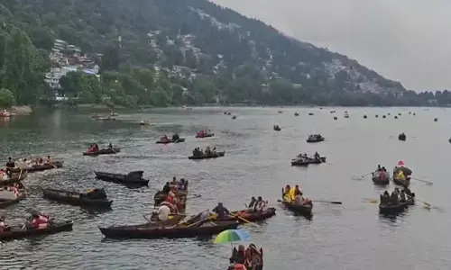 सैलानियों से गुलजार हो रही सरोवर नगरी नैनीताल, ठंडी फिजाओं का लुफ्त उठा रहे पर्यटक सैलानियों से गुलजार हो रही सरोवर नगरी नैनीताल, ठंडी फिजाओं का लुफ्त उठा रहे पर्यटक