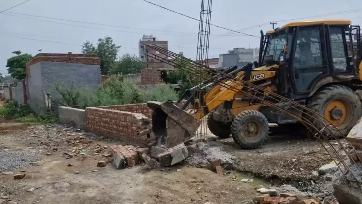 नोएडा में अवैध निर्माण पर बुलडोजर एक्शन, 18 करोड़ की जमीन अतिक्रमण मुक्त