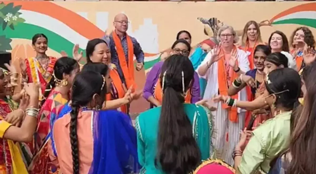 दिल्ली के सरकारी स्कूल पहुंचा अमेरिका का डेलिगेशन, छात्रों के साथ नाच-गाकर खूब की मस्ती