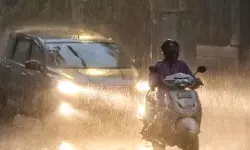 दिल्ली में अचानक तेज बारिश ने लोगों की बढ़ाई समस्या, मौसम विभाग का रेड अलर्ट