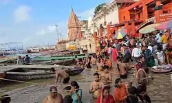 गुरु पूर्णिमा पर अयोध्या, प्रयागराज और वाराणसी में उमड़े श्रद्धालु, लगाई आस्था की डुबकी