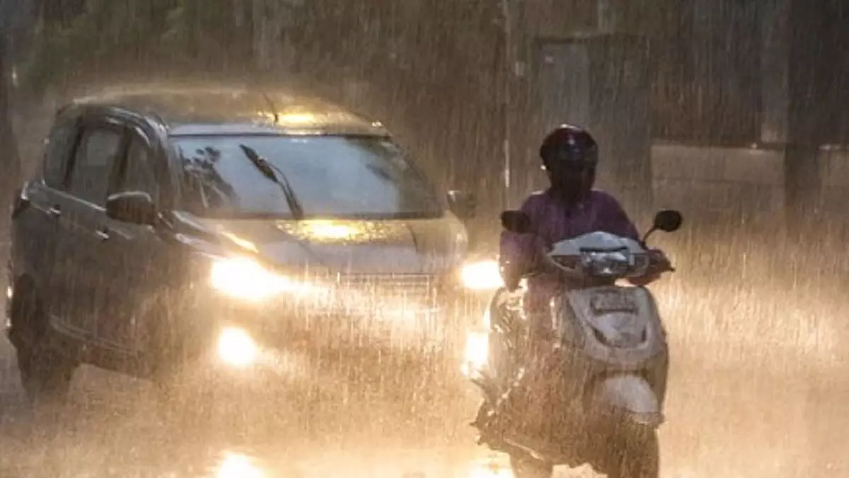 दिल्ली में अचानक तेज बारिश ने लोगों की बढ़ाई समस्या, मौसम विभाग का रेड अलर्ट दिल्ली में अचानक तेज बारिश ने लोगों की बढ़ाई समस्या, मौसम विभाग का रेड अलर्ट