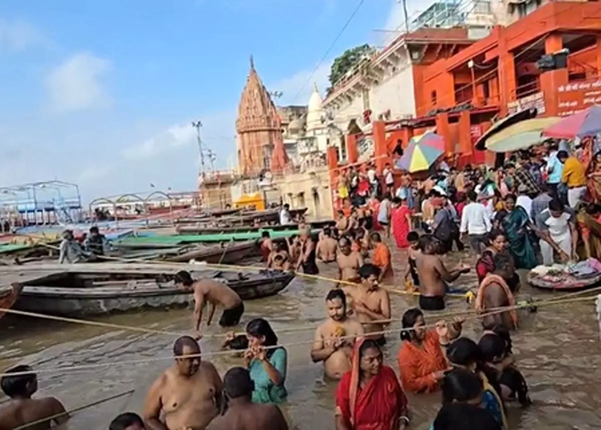 गुरु पूर्णिमा पर अयोध्या, प्रयागराज और वाराणसी में उमड़े श्रद्धालु, लगाई आस्था की डुबकी