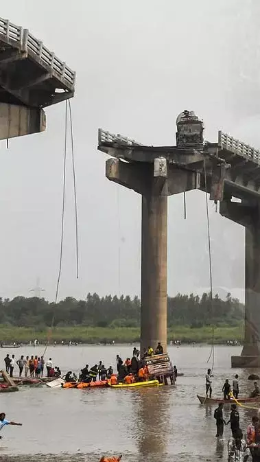 वडोदरा पुल हादसा में मरने वालों की संख्या बढ़कर हुई 14, रेस्क्यू टीम को सुबह मिली एक और डेड बॉडी