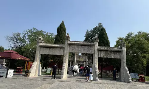 चीन में कन्फ़्यूशियस को मिलता है बहुत सम्मान, उनके नाम पर बना विशाल मंदिर