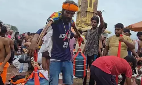 सावन के पहले दिन काशी, हरिद्वार और प्रयागराज में उमड़े श्रद्धालु सावन के पहले दिन काशी, हरिद्वार और प्रयागराज में उमड़े श्रद्धालु