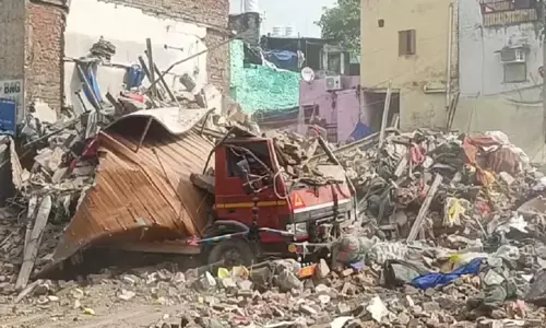 दिल्ली के आजाद मार्केट में तीन मंजिला इमारत ढही, 46 वर्षीय व्यक्ति की मौत दिल्ली के आजाद मार्केट में तीन मंजिला इमारत ढही, 46 वर्षीय व्यक्ति की मौत