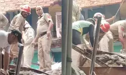 दिल्ली: वेलकम इलाके में चार मंजिला इमारत ढही, मलबे से अब तक तीन लोग सुरक्षित निकाले गए