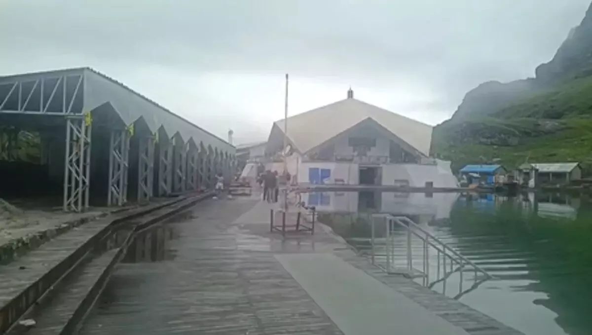 बद्रीनाथ-हेमकुंड साहिब यात्रा पर मानसून का असर, हाईवे बंद होने से श्रद्धालुओं की संख्या घटी