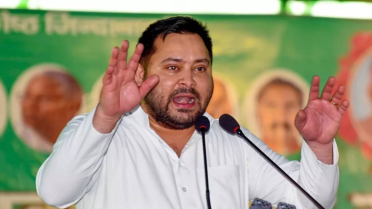 बिहार मतदाता पुनरीक्षण को लेकर तेजस्वी यादव ने साधा निशाना बिहार मतदाता पुनरीक्षण को लेकर तेजस्वी यादव ने साधा निशाना