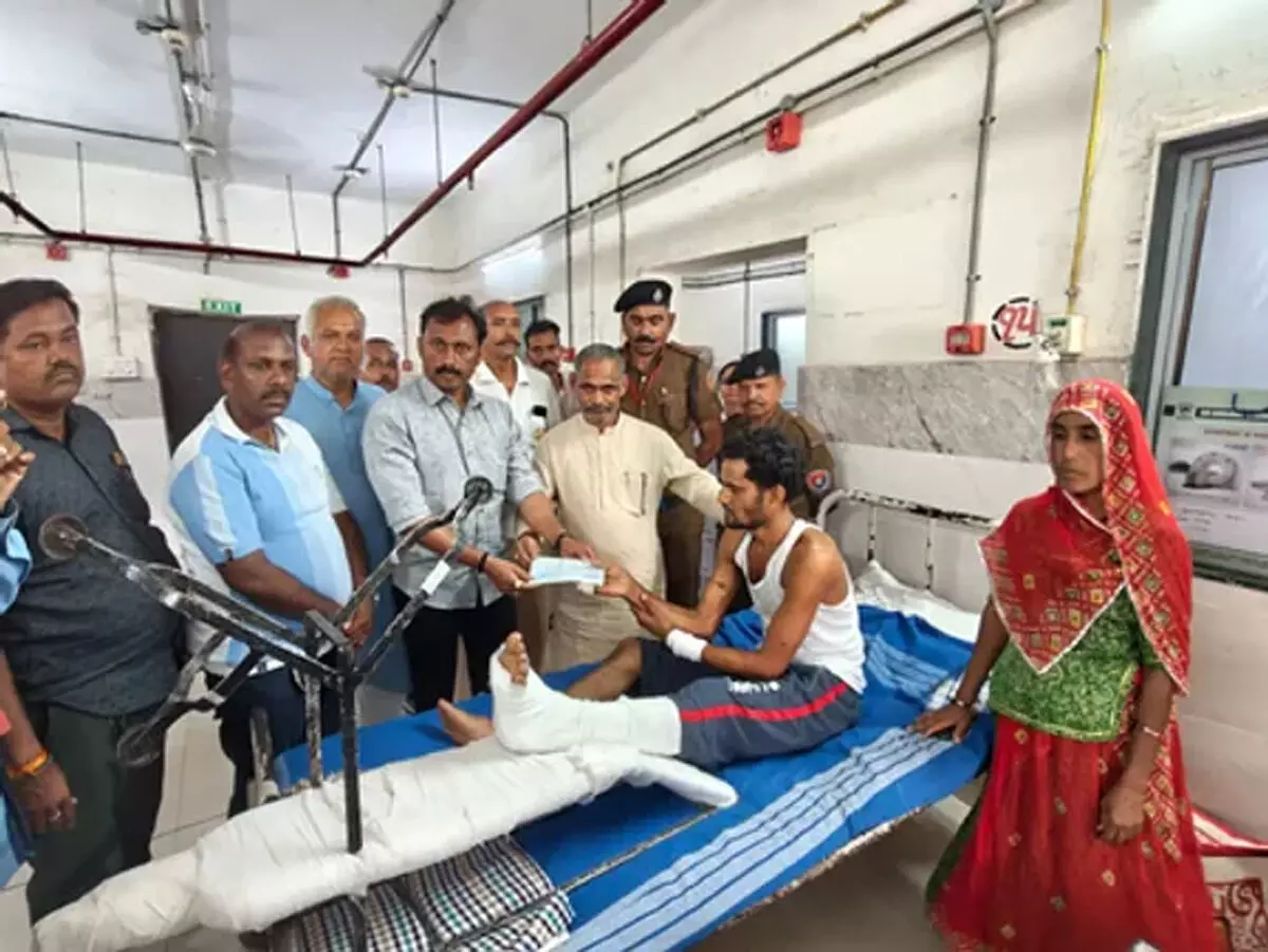 गुजरात : मुजपुर-गंभीरा पुल दुर्घटना पर सरकार संवेदनशील, पीड़ितों को 62 लाख रुपए की आर्थिक सहायता दी गई गुजरात : मुजपुर-गंभीरा पुल दुर्घटना पर सरकार संवेदनशील, पीड़ितों को 62 लाख रुपए की आर्थिक सहायता दी गई