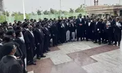 पटना में वकीलों ने अदालती कामकाज का बहिष्कार किया पटना में वकीलों ने अदालती कामकाज का बहिष्कार किया