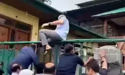 उमर अब्दुल्ला  कब्रिस्तान की दीवार फांदकर शहीदों को श्रद्धांजलि देने पहुंचे