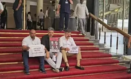महाराष्ट्र विधानसभा की सीढ़ियों पर विपक्ष का मौन प्रदर्शन, सरकार की नीतियों पर जताई नाराजगी