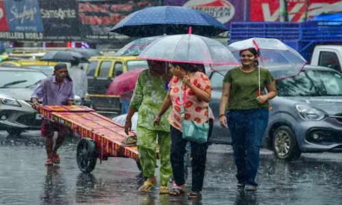 दिल्ली-एनसीआर में मौसम सुहाना, तेज हवाओं के साथ हुई झमाझम बारिश