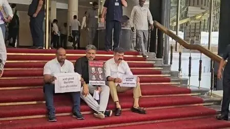 महाराष्ट्र विधानसभा की सीढ़ियों पर विपक्ष का मौन प्रदर्शन, सरकार की नीतियों पर जताई नाराजगी