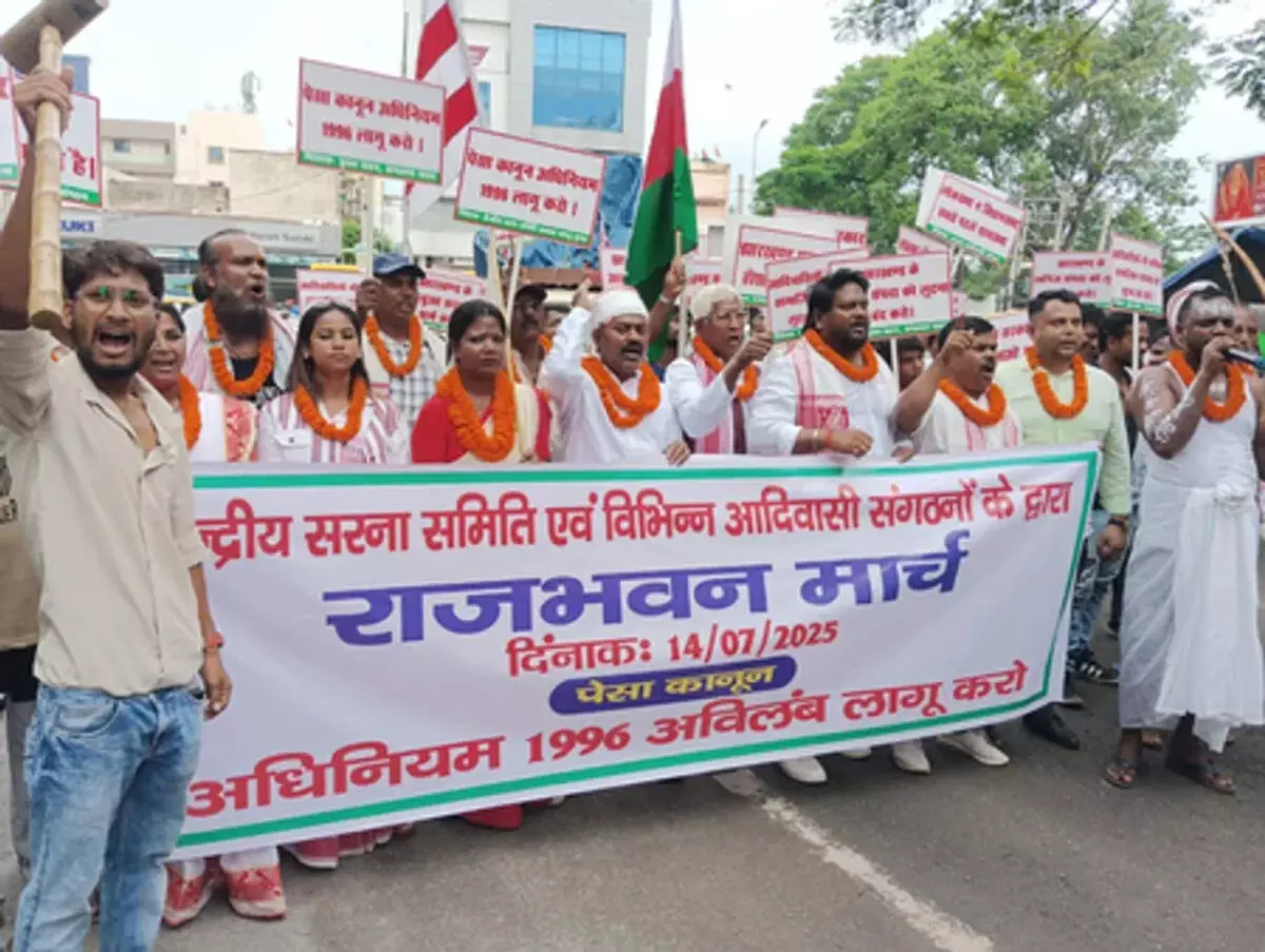 झारखंड में पेसा कानून लागू करने की मांग को लेकर आदिवासी संगठनों का राजभवन मार्च