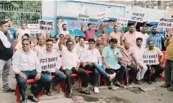 पटना की महापौर के घर छापेमारी के खिलाफ बवाल, नगर निगम मुख्यालय के बाहर प्रदर्शन