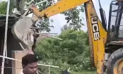 नोएडा के डूब क्षेत्र में प्राधिकरण का बुलडोजर एक्शन, 2,000 वर्गमीटर जमीन अवैध कब्जे से मुक्त