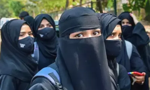 चतरा के सरकारी स्कूल में छात्राओं के बुर्के पर बवाल, शिक्षिकाओं पर लगाया मारपीट का आरोप