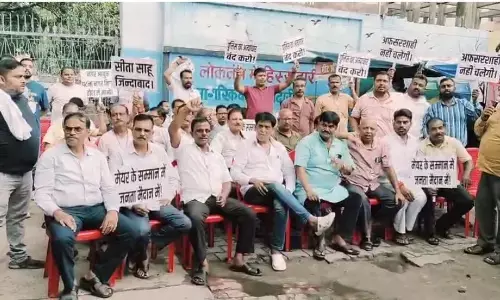 पटना की महापौर के घर छापेमारी के खिलाफ बवाल, नगर निगम मुख्यालय के बाहर प्रदर्शन पटना की महापौर के घर छापेमारी के खिलाफ बवाल, नगर निगम मुख्यालय के बाहर प्रदर्शन