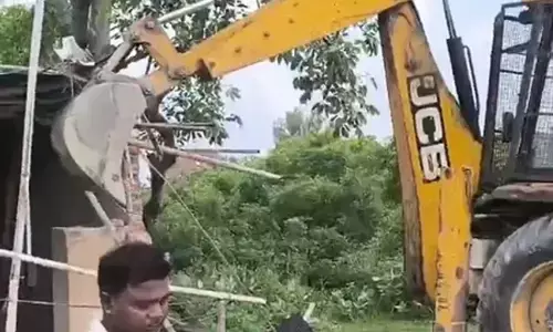 नोएडा के डूब क्षेत्र में प्राधिकरण का बुलडोजर एक्शन, 2,000 वर्गमीटर जमीन अवैध कब्जे से मुक्त