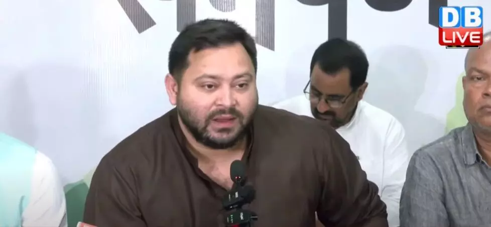 मतदाता सूची पुनरीक्षण पर तेजस्वी का फिर हमला, दाल में काला नहीं, पूरी दाल ही काली है मतदाता सूची पुनरीक्षण पर तेजस्वी का फिर हमला, दाल में काला नहीं, पूरी दाल ही काली है