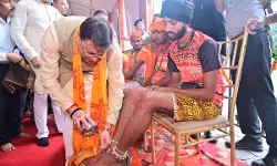 हरिद्वार : मुख्यमंत्री धामी ने शिव भक्तों पर बरसाए फूल, बोले- कांवड़ यात्रा हमारे लिए पर्व