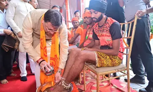 हरिद्वार : मुख्यमंत्री धामी ने शिव भक्तों पर बरसाए फूल, बोले- कांवड़ यात्रा हमारे लिए पर्व