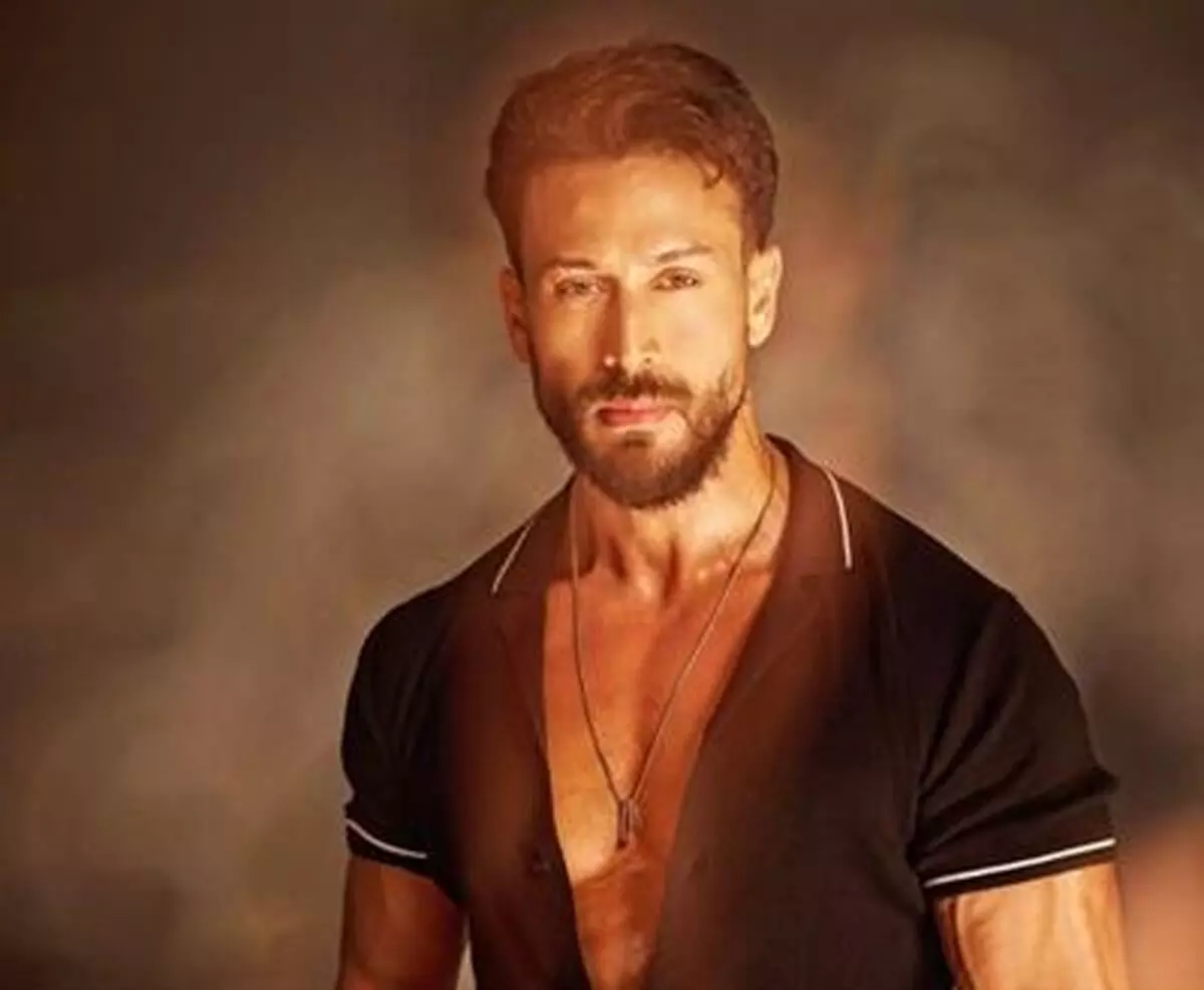 टाइगर श्रॉफ ने लगाई शानदार बैकफ्लिप, पूछा- चक्कर आया... टाइगर श्रॉफ ने लगाई शानदार बैकफ्लिप, पूछा- चक्कर आया...