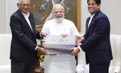 पीएम मोदी ने की टीवीएस मोटर कंपनी के चेयरमैन से मुलाकात, कहा- कच्छ की खूबसूरती दिखाने के उनके प्रयास सराहनीय