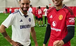 यूनाइटेड इन मैनचेस्टर : मैनचेस्टर यूनाइटेड ने गिल एंड कंपनी को भेंट की नाम लिखी जर्सी