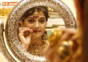 सोना इस हफ्ते 700 रुपए से अधिक महंगा हुआ, चांदी 1.12 लाख रुपए के पार