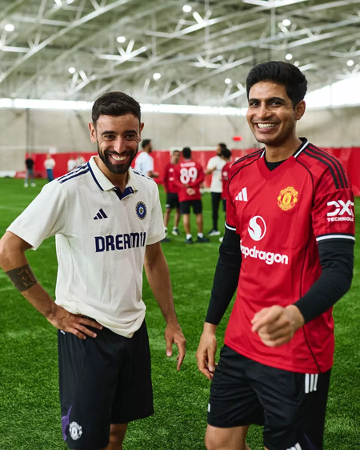 यूनाइटेड इन मैनचेस्टर : मैनचेस्टर यूनाइटेड ने गिल एंड कंपनी को भेंट की नाम लिखी जर्सी