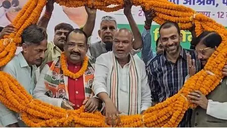 बिहार : जदयू को झटका, पूर्व विधान पार्षद ने थामा कांग्रेस का दामन