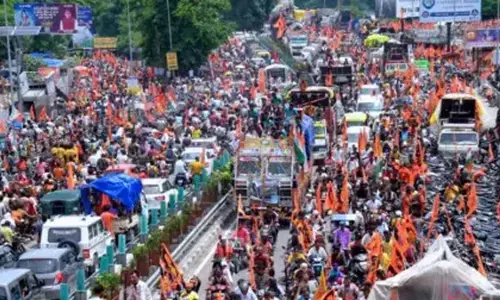 उन्मादी कठपुतलियों का देश उन्मादी कठपुतलियों का देश