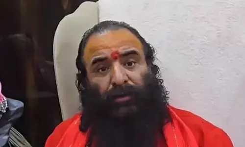 अखाड़ा परिषद अध्यक्ष रवींद्र पुरी ने अखिलेश यादव पर साधा निशाना, मस्जिद में बैठक पर उठाए सवाल