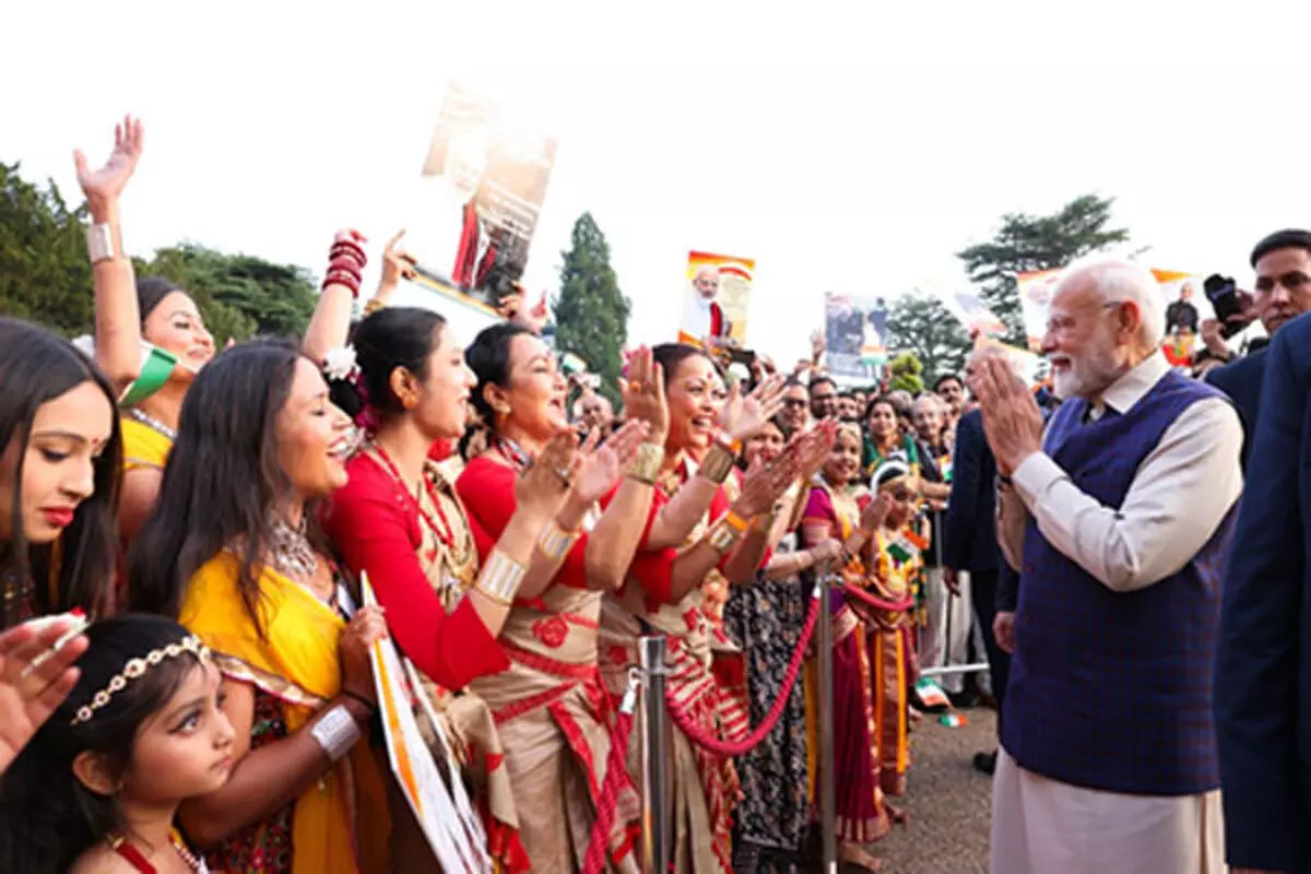 पीएम मोदी का लंदन में प्रवासी भारतीयों ने किया जोरदार स्वागत, बोले- मैं अभिभूत
