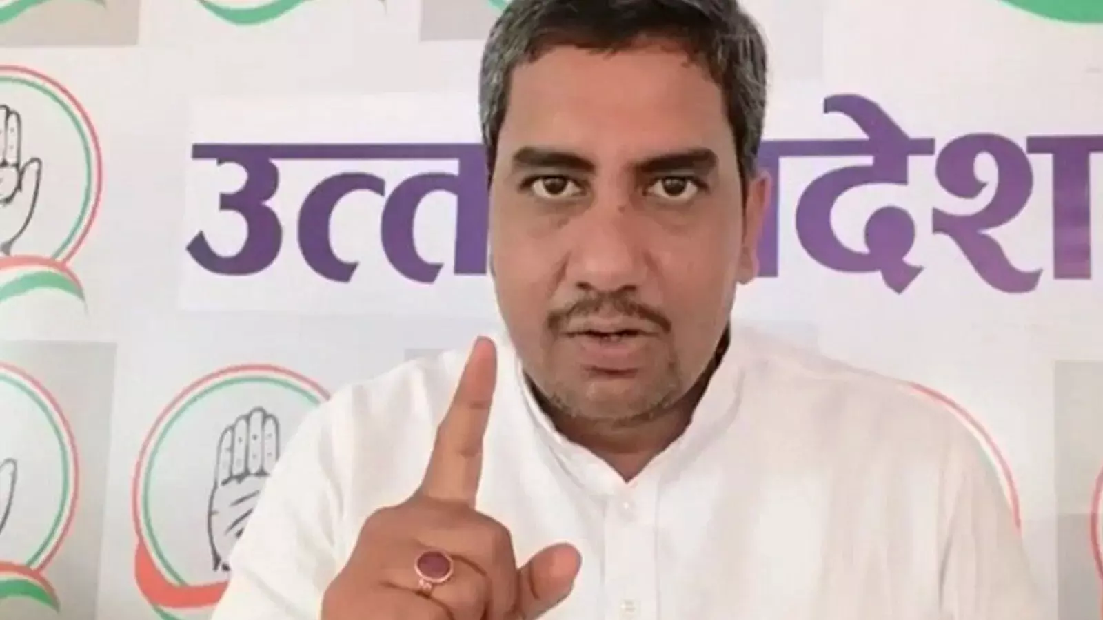 कथावाचक अनिरुद्धाचार्य के महिला विरोधी विवादित बयान पर भड़की कांग्रेस कथावाचक अनिरुद्धाचार्य के महिला विरोधी विवादित बयान पर भड़की कांग्रेस